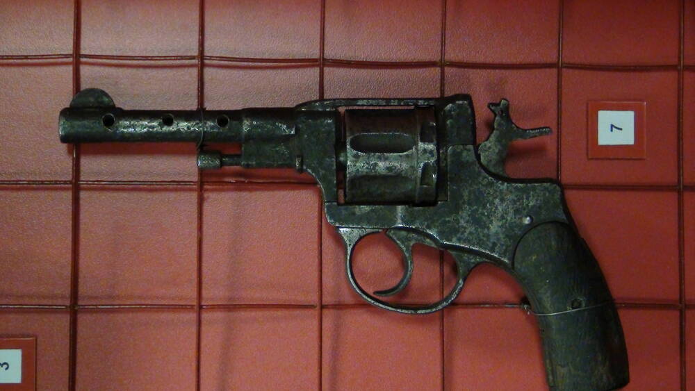Револьвер системы « Наган» 7,62 мм., находившийся на вооружении советских войск и найденный на поле боя спустя 25 лет.