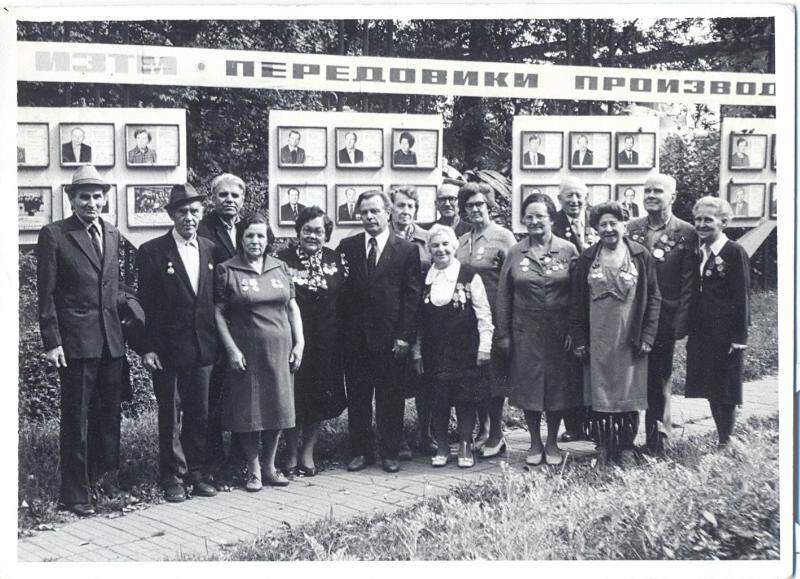 Фотография черно-белая. Карнауховой Т.И. среди ветеранов Великой Отечественной войны