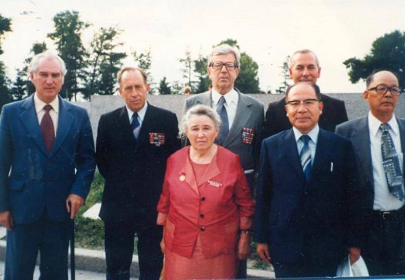 Фотография цветная. Президент ассоциации бывших военнопленных Сайто Рокуро с коллегами в Иркутске у Вечного огня