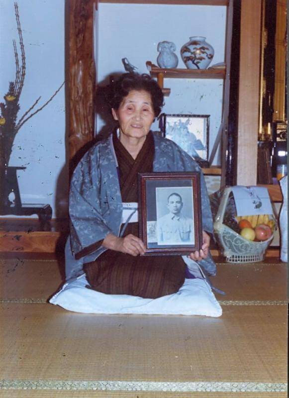 Фотография цветная. Портрет японского военнопленного Кими Накадзима (1946-1956 г.), похороненного в п. Подорвиха в руках матери