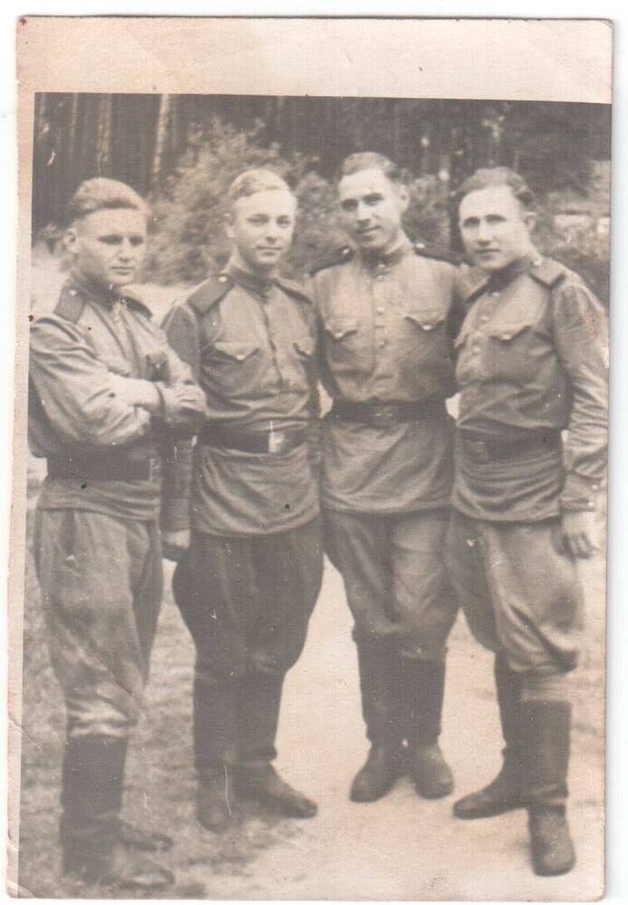 Фото. Ковшов Александр Федорович (2-й слева) с сослуживцами.