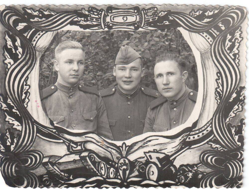 Фото. Ковшов Александр Федорович (1-й слева) с сослуживцами.