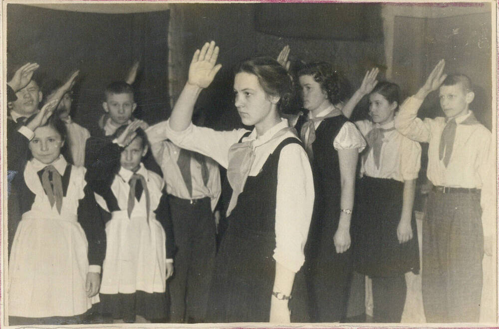  Фотография групповая. Пионерский сбор, посвящённый В. И. Ленину, в Подольской школе № 20