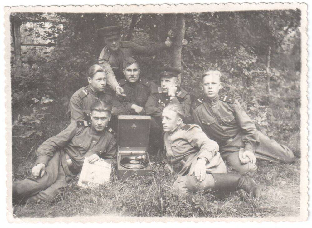 Фото. Ковшов Евгений Васильевич (1-й ряд, 1-й справа) с сослуживцами.