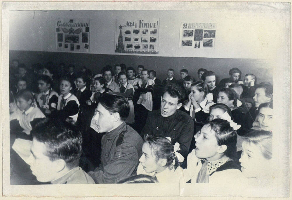 Фотография групповая. Дружинный сбор ко дню Советской Армии в Подольской средней школе № 1