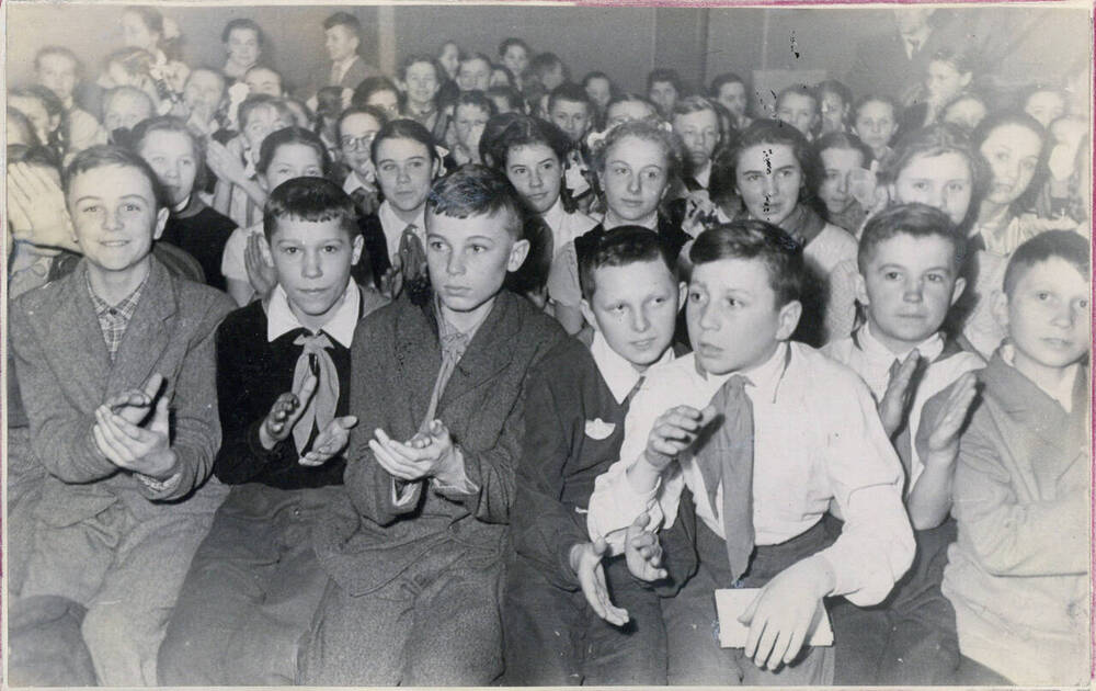 Фотография групповая. Пионеры на празднике песни, пляски и музыки в Подольской школе № 20