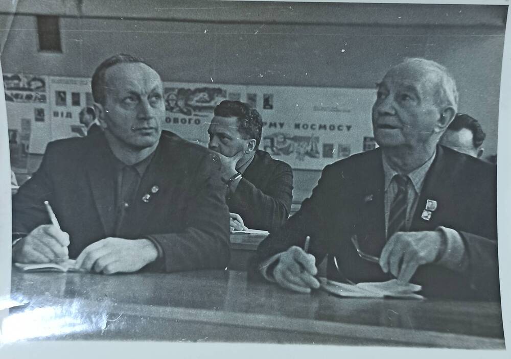 Фото. Секретарь ЦК компартии Канады (крайний справа) в музее А.Гайдара в г.Каневе 05.04.1967 г.