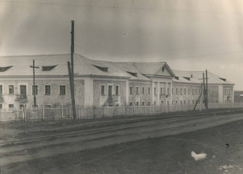 Фотография ч/б здания. Ирша-Бородинской больницы. Построено в 1953г.