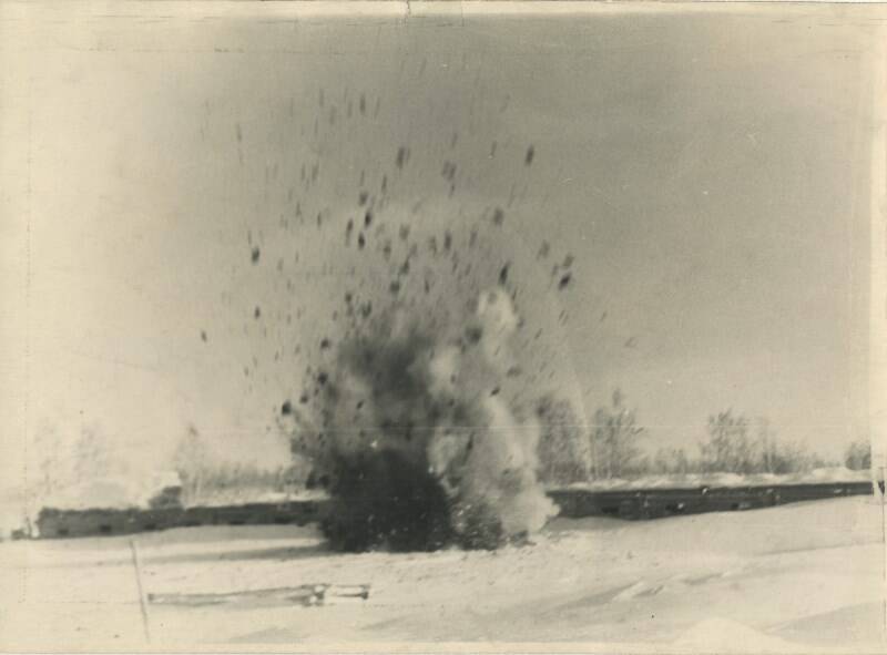 Фотография ч/б. Во время взрыва 1947. На строительстве рабочих землянок.