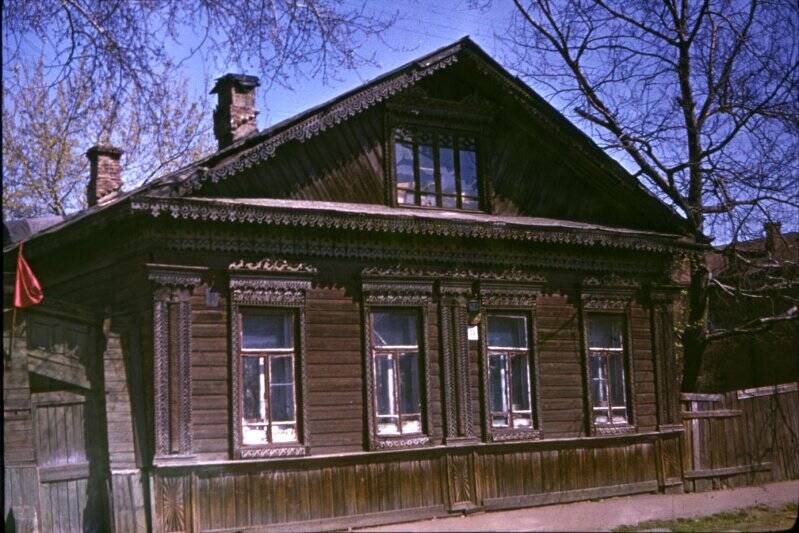 Фасад деревянного дома на одной из улиц Рыбинска. Диапозитив