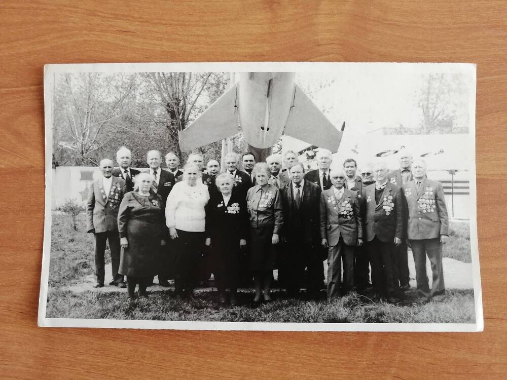Фотография. Ветераны Великой Отечественной войны г. Камень-на-Оби на праздновании 9 мая возле самолета у авиагородка.