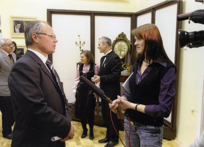 С.Д. Черкалин дает интервью на выставке к 100-летию Рыбинского музея-заповедника. Фотография