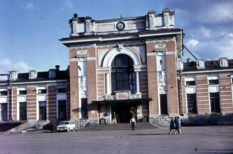 Центральная часть здания железнодорожного вокзала в Рыбинске. Диапозитив