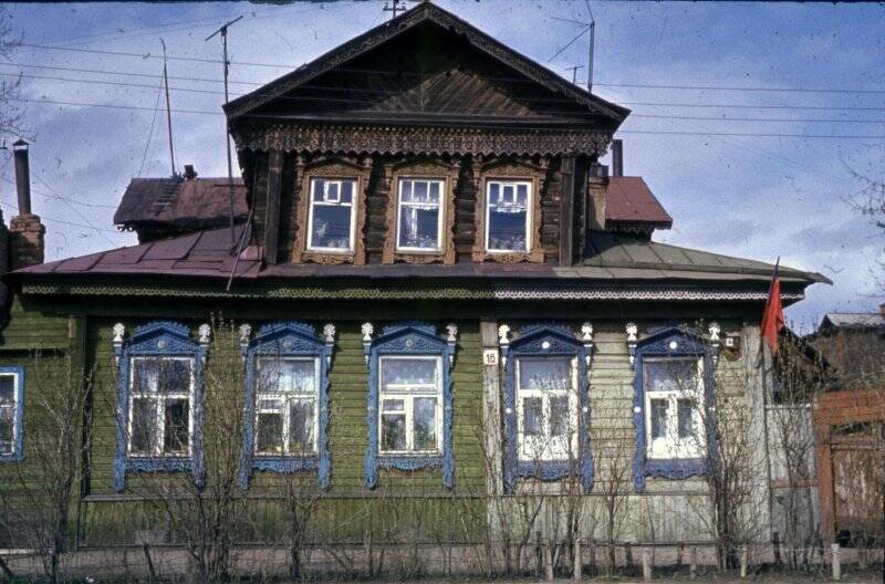 Вид деревянного дома с мансардой на одной из улиц г. Рыбинска. Диапозитив