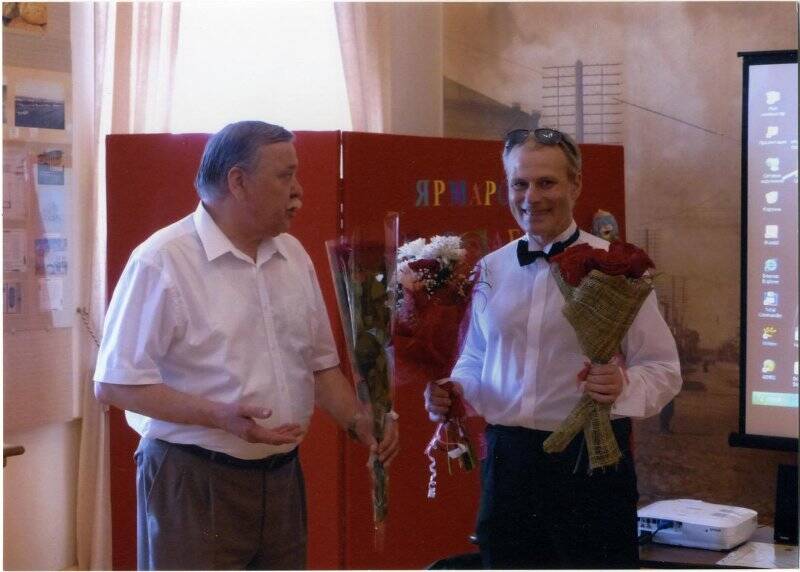 В.В. Нефедов поздравляет С.Н. Овсянникова с 50-летием. Фотография