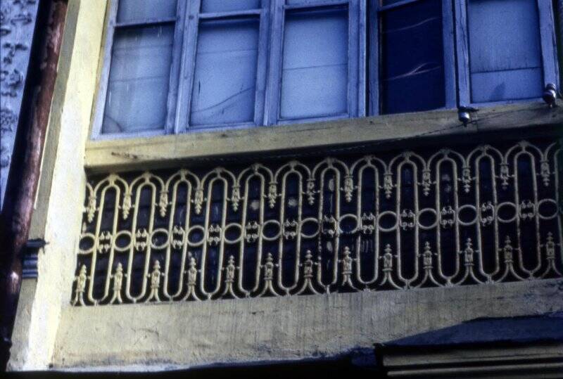 Решетка балкона дома на ул. Радищева, 1 (ул. Советская, 6). Диапозитив