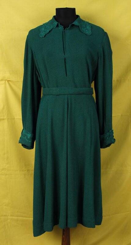 Платье из зеленого крепа.