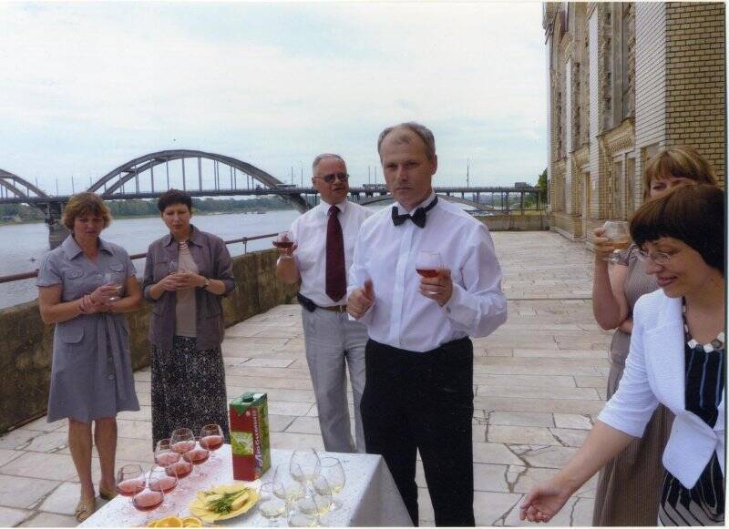 Празднование 50-летия С.Н. Овсянникова на балконе здания Рыбинского музея. Фотография