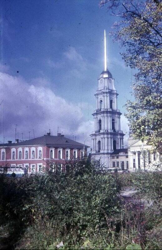 Вид на колокольню Спасо-Преображенского собора и дом № 1 по проспекту Ленина. Диапозитив