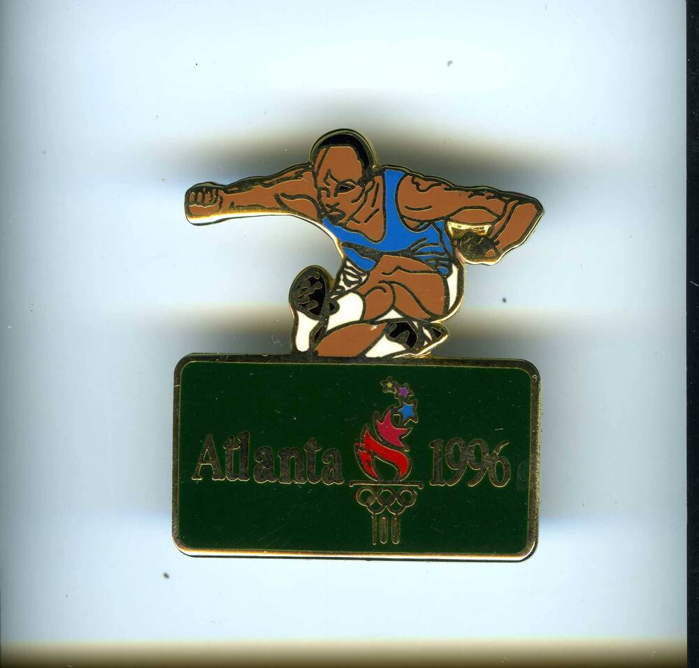 Значок сувенирный памятный Олимпийских игр 1996 г. в Атланте, выполнен в виде спортсмена во время соревнований по бегу с препятствиями. Внизу надпись: Atlanta 1996. Атланта, США, 1996 г.
