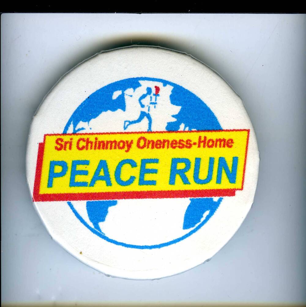 Значок сувенирный памятный, посвященный пробегу мира, круглой формы, с надписью на английском языке Spi Chinmoy Oneness - Home Peace Pum.