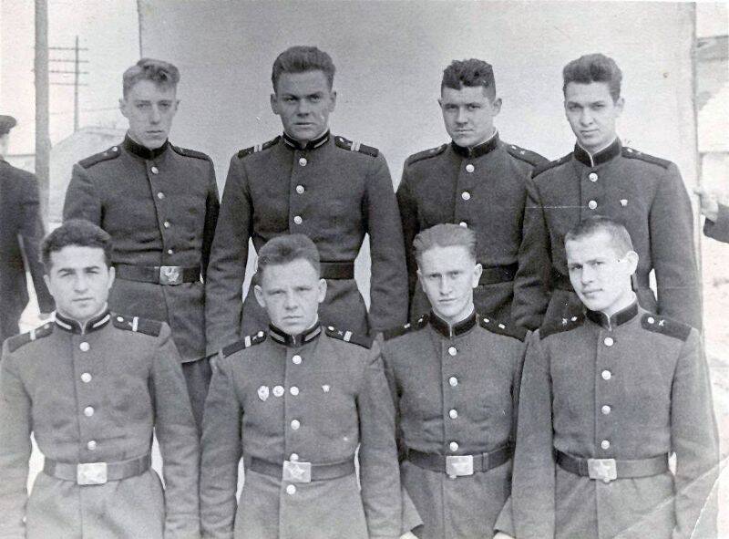 Фото групповое. Ельников Виктор Назарович, сержант Советской Армии, с сослуживцами