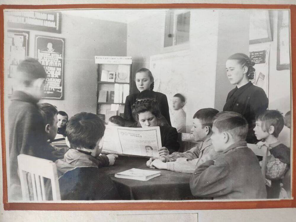 Фото В детской читальне Дворца Культуры из фотоальбома Траурные дни в городе Котовске