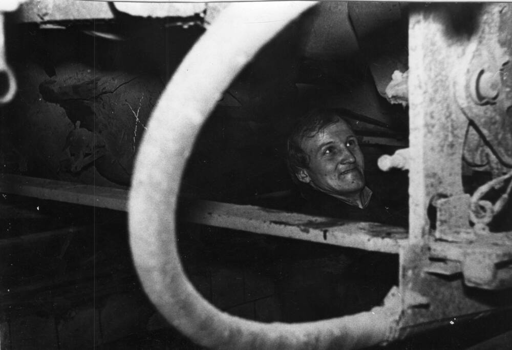 Фотография. Инженер -технолог слесарно-механического цеха локомотивного депо Феофанов Б.В. во время субботника. 1980 г.