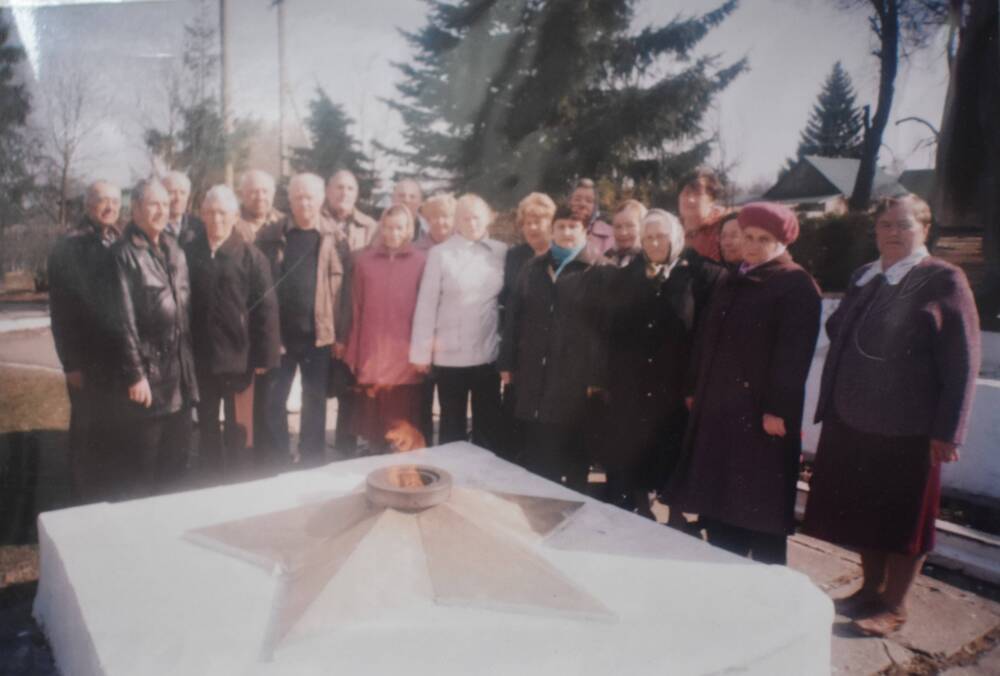 Фотография. Г. Жиздра.  БМУ у памятника узникам фашистских концлагерей – Международный день узника