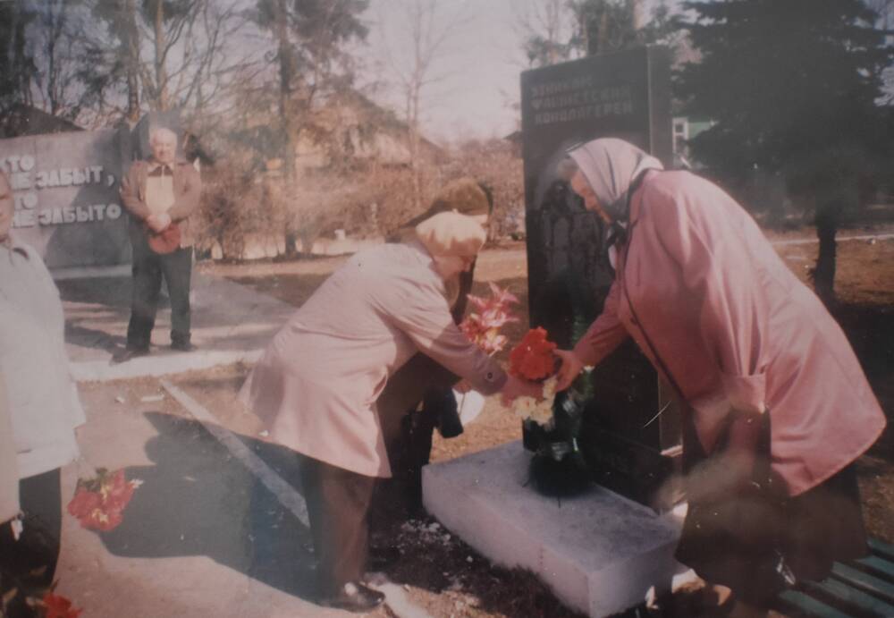 Фотография. Г. Жиздра. БМУ у памятника узникам фашистских концлагерей – Международный день узника – возложение цветов