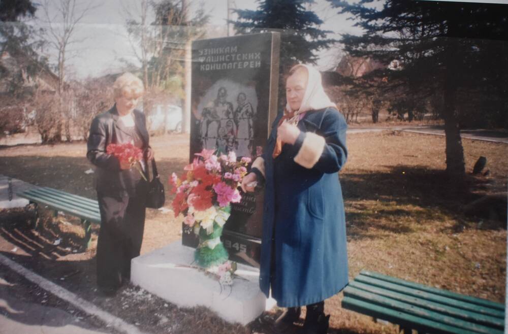 Фотография. Г. Жиздра.  БМУ ( Никишина В. Г.)  у памятника узникам фашистских  лагерей  – Международный день узника