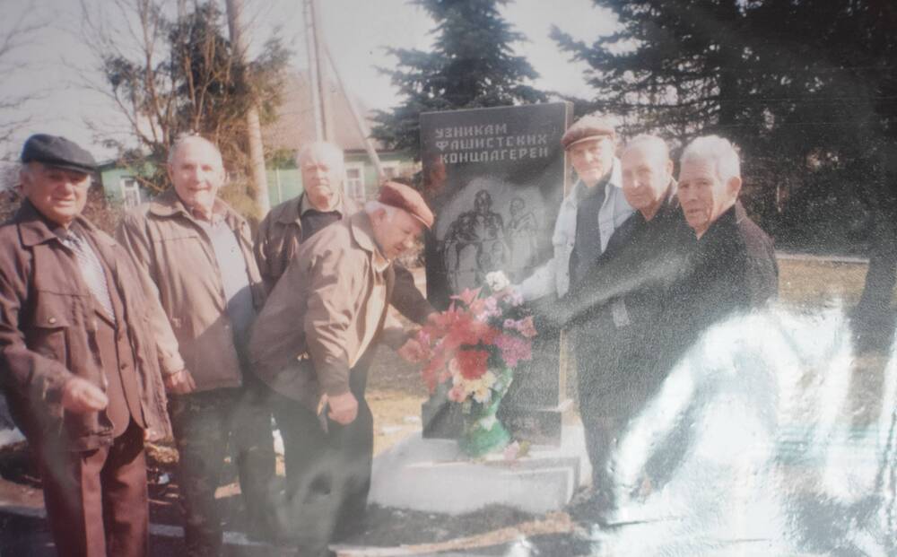 Фотография. Г. Жиздра. БМУ мужчины у памятника  узникам фашистских лагерей – Международный день узника