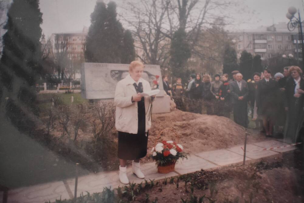 Фотография. БМУ у памятника  на площади Победы в Калуге– Международный день узника