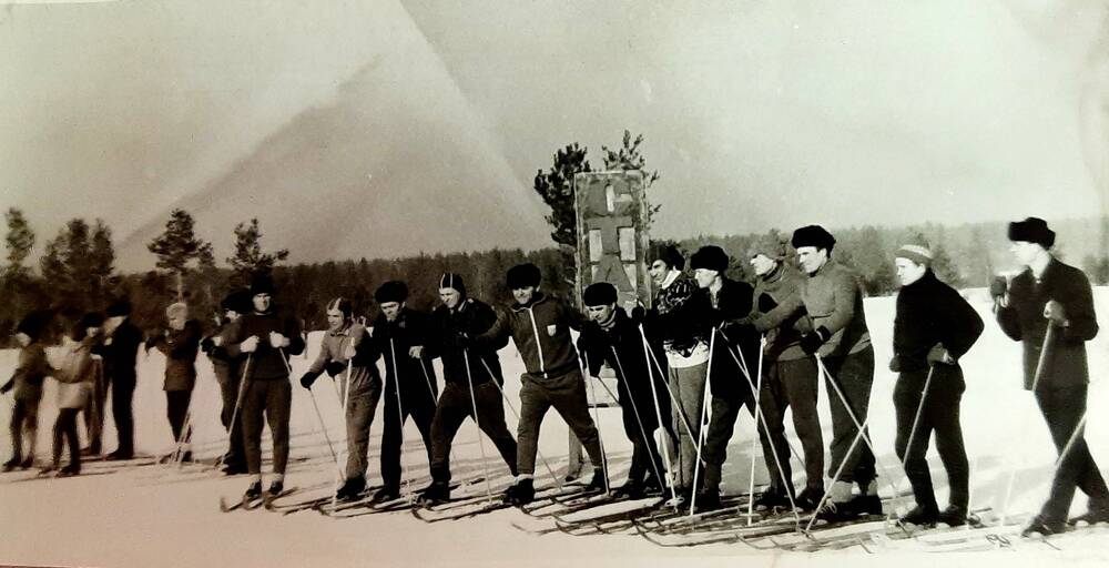 фотография. Металлурги сдают комплекс ГТО. Зима 1972-1073гг