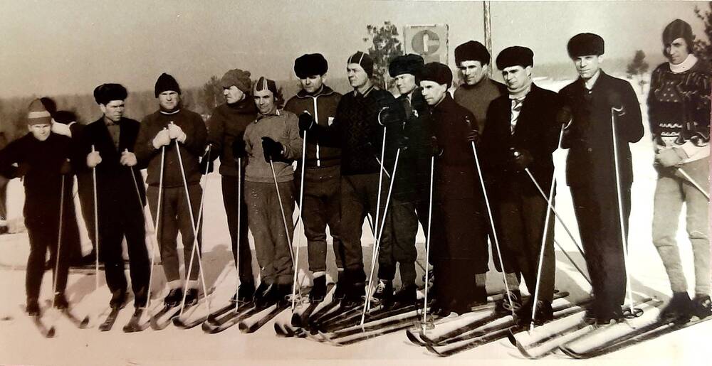 фотография. Металлург сдают комплекс ГТО. Зима 1972-1973