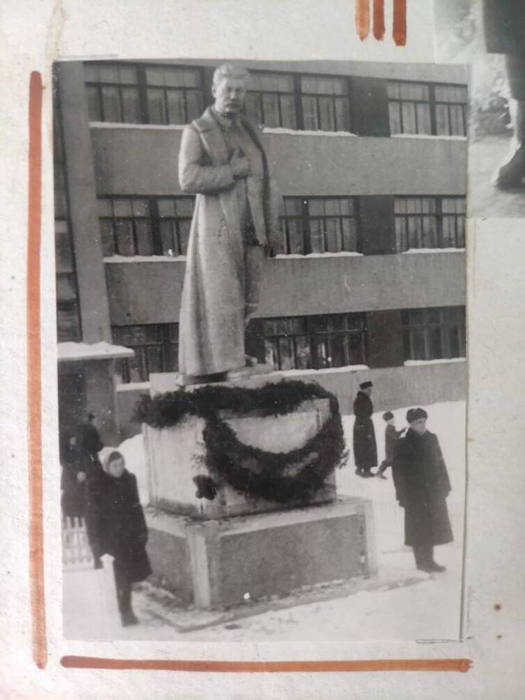 Фото Почетный караул у памятника из фотоальбома Траурные дни в городе Котовске