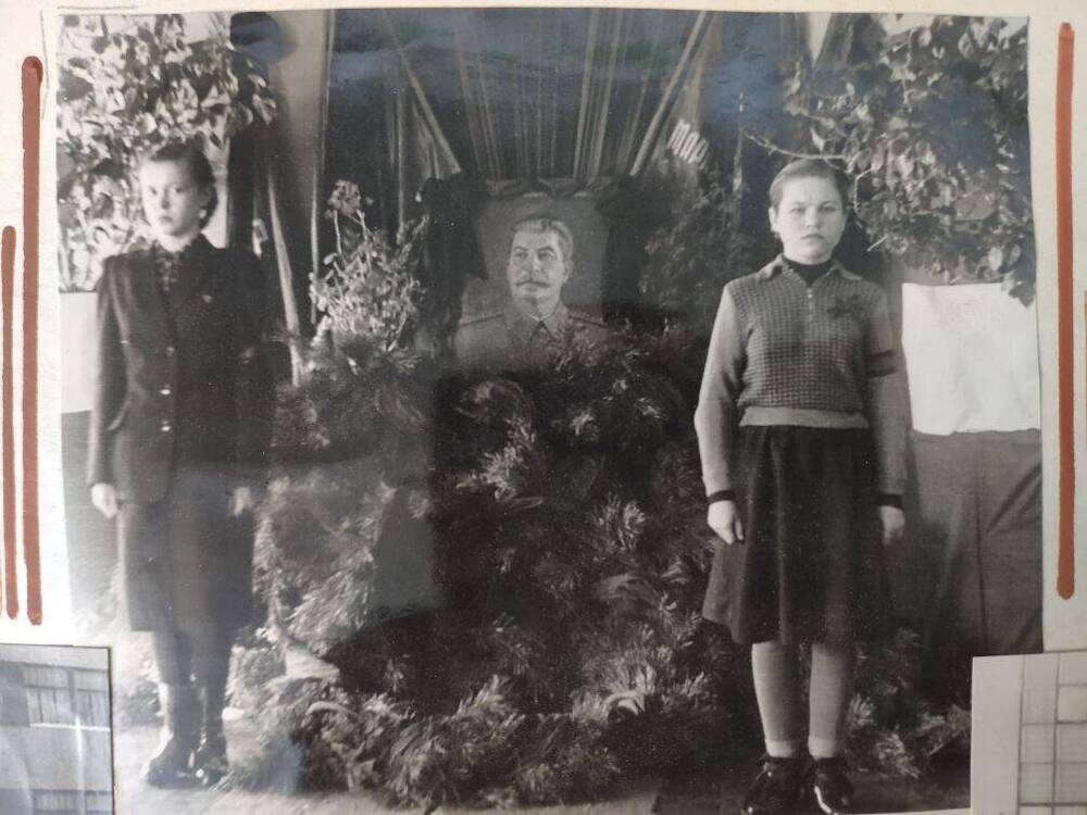 Фото Почетный караул у портрета из фотоальбома Траурные дни в городе Котовске