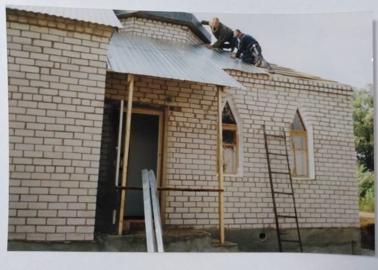 Фоторгафия. Мужчины покрывают крышу мечети железом