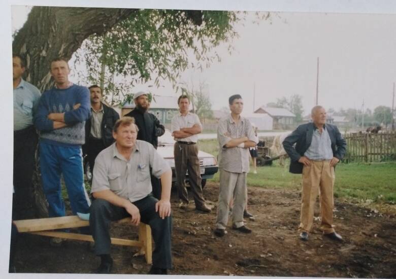 Фотография. Группа мужчин на открытии мечети.