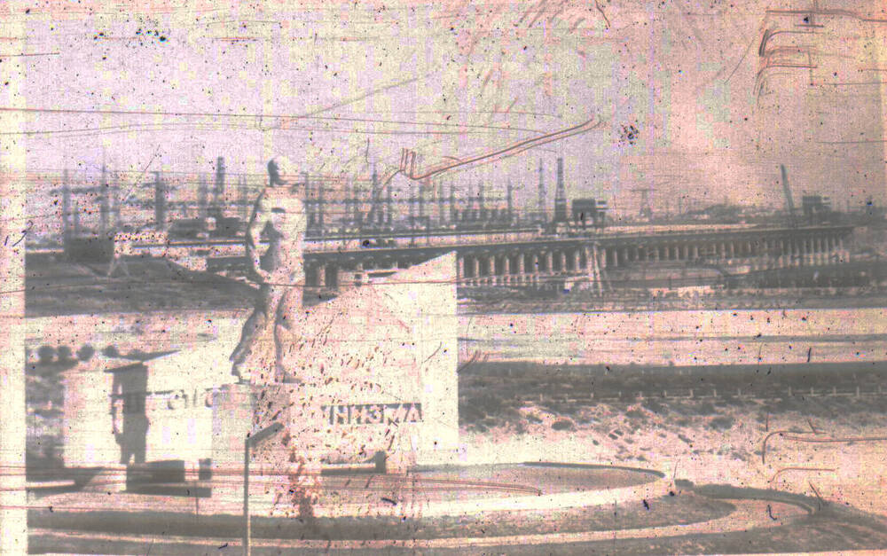 Негатив. Монументы строителей коммунизма с видом  на ГЭС им. ХХII  КПСС.