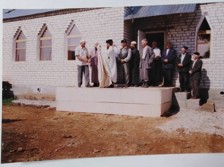 Фотография. Группа почетных гостей на крыльце мечети