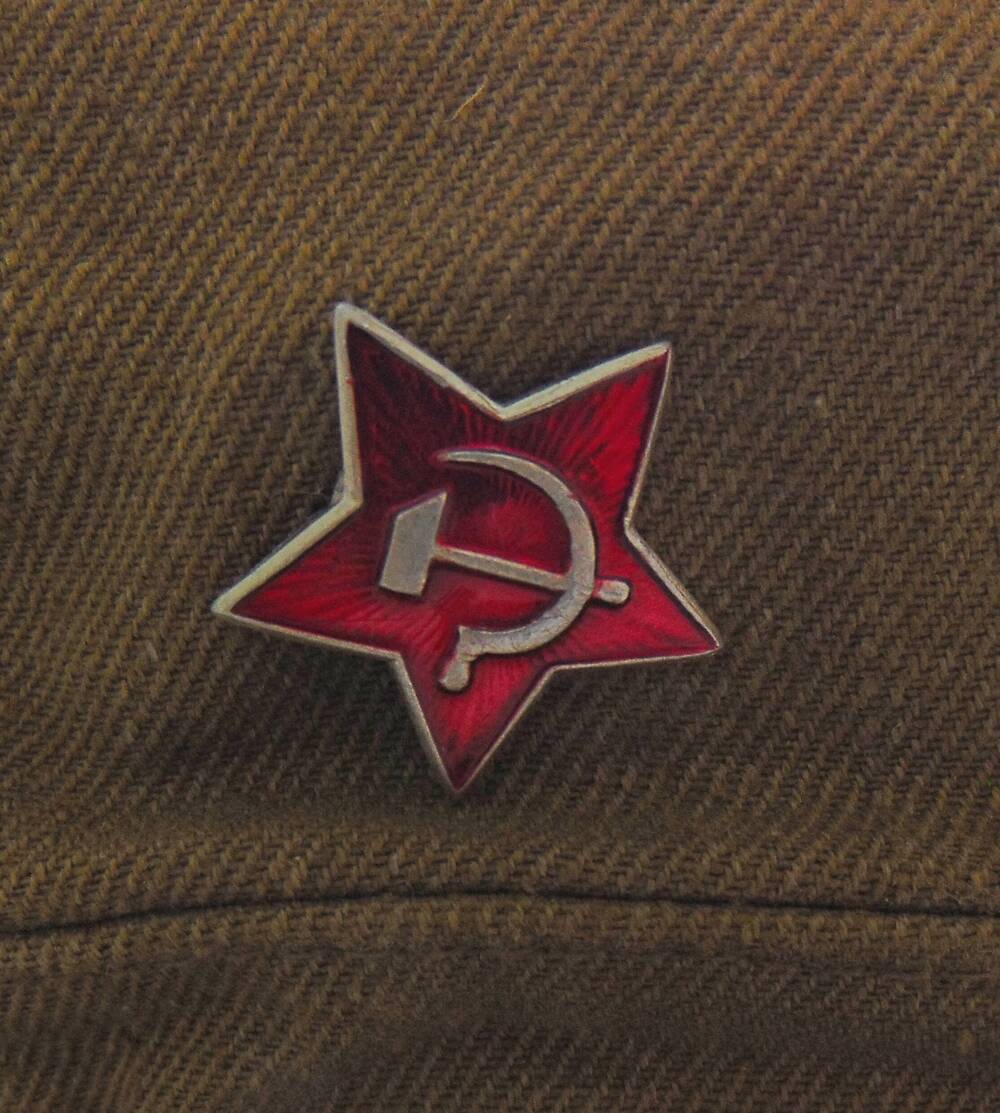 Пятиконечная красная звезда закреплена на кепи. Кепи форменное прапорщика Советской Армии Степарука В.М., служившего в Афганистане.