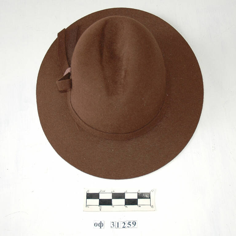 Шляпа дамская из фетра коричневого цвета. Фабричное производство. Край тульи оформлен лентой с бантом. Конец 80-х гг. ХX в.