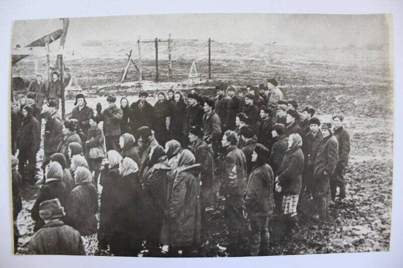 23 апреля. Митинг по случаю закладки первого дома. 1961г. Фотография