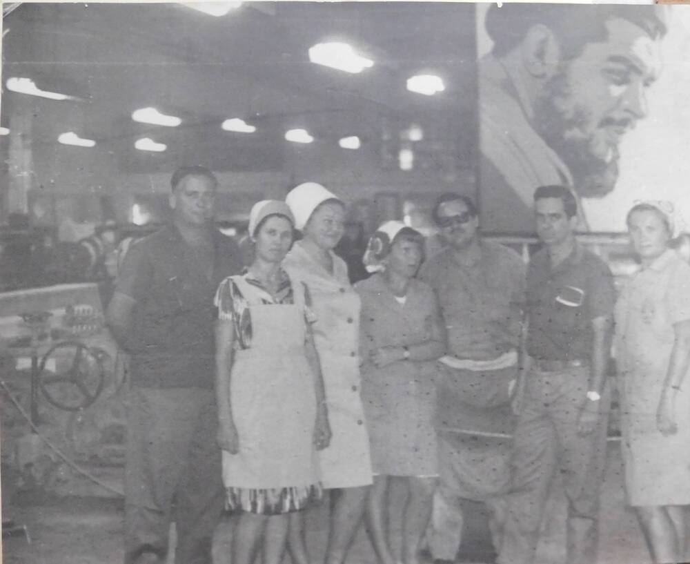 Фотография. Советские ткачи на кубинской фабрике Аригуанабо, среди них Баскакова С.П.