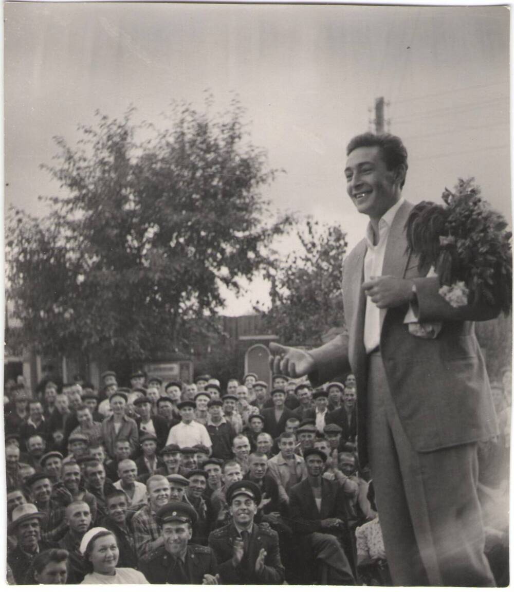 Фото групповое. Встреча со зрителями.
Павловский Посад, 1950-е гг.
