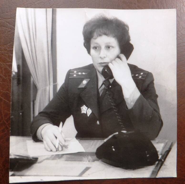 Фото. Кочурова Валентина Федоровна, начальник паспортного стола, 1980-е годы.