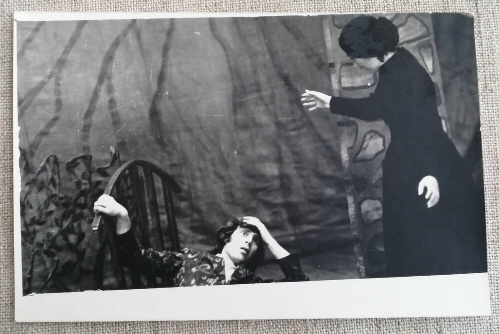 Фото. Сцена из спектакля Г. Хугаева Андро и Сандро. 1978г.