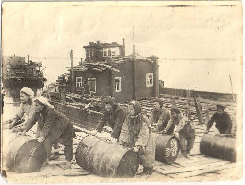 Фотография. Молодежный субботник, 1944 г. В третьем ряду справа Обутова С.И.