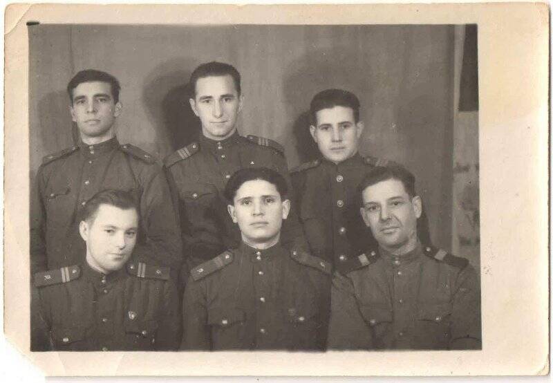 Фотография. Надзиратели Поджидаевского лагеря НКВД, стройгородок, 1952 г.